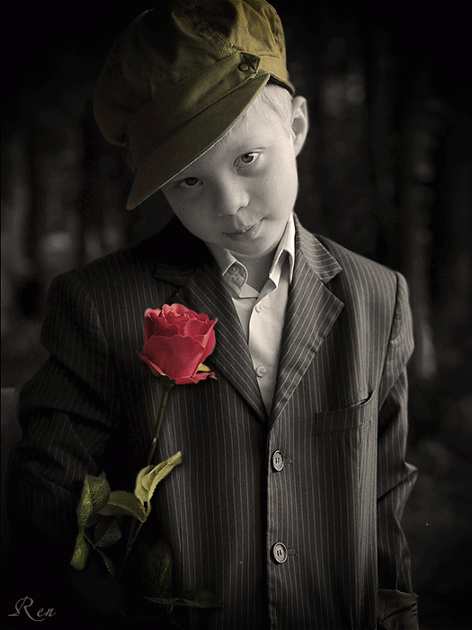 Маленький мальчик с розой !