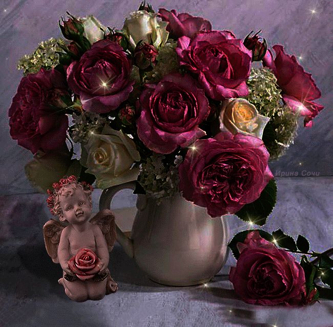 Розовые и белые розы в вазе