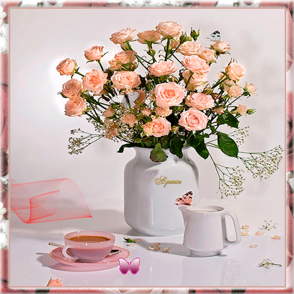 Картинка с букетом роз на столе