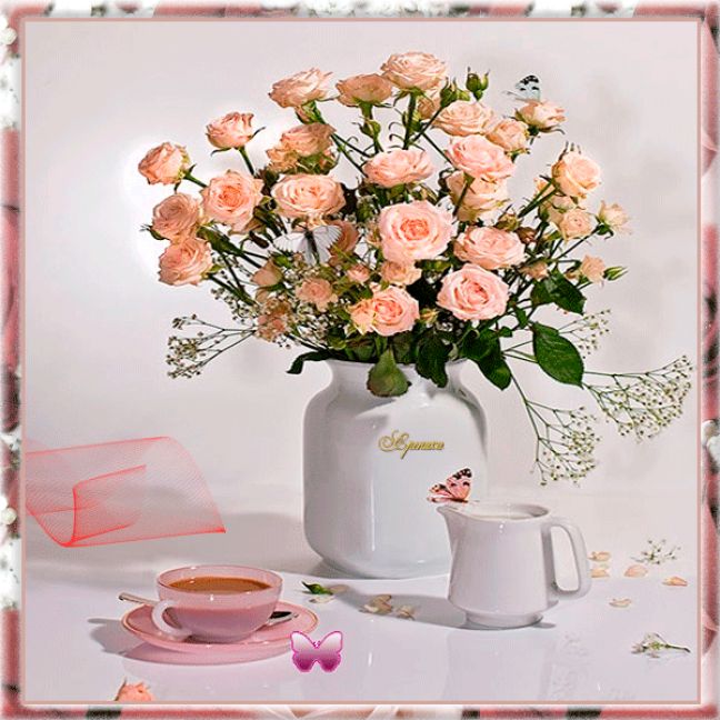 Картинка с букетом роз на столе