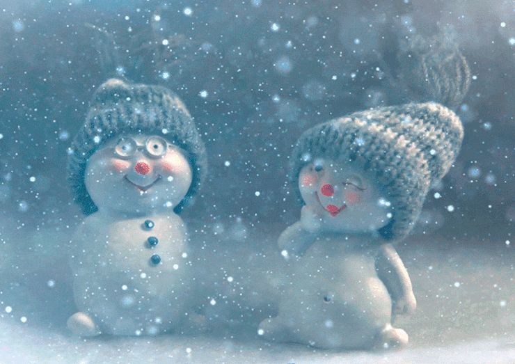 Девочка и мальчик снеговики
