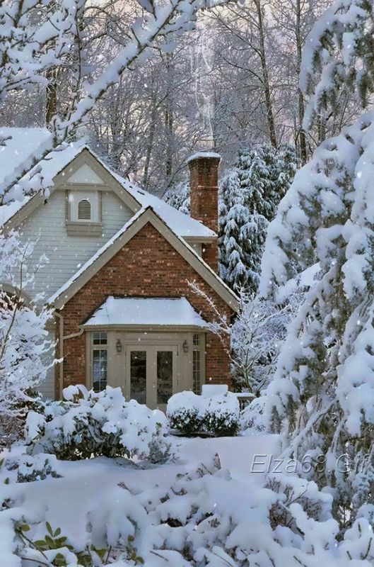 Дом в лесу, зима, снегопад