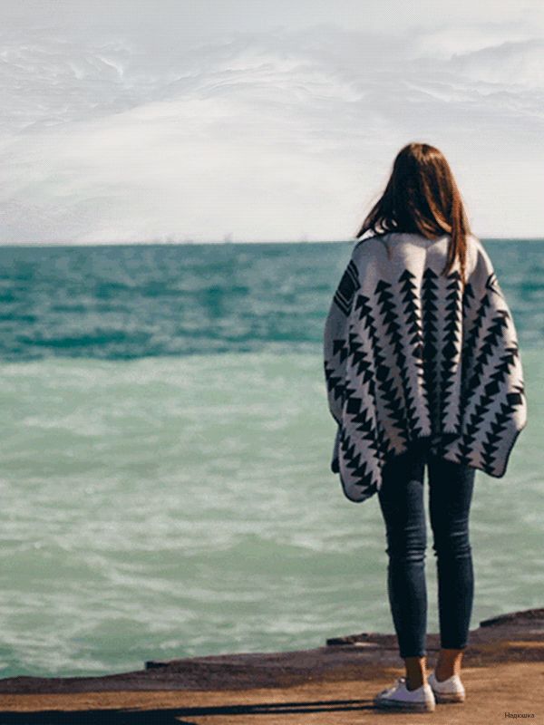 Девушка на берегу моря