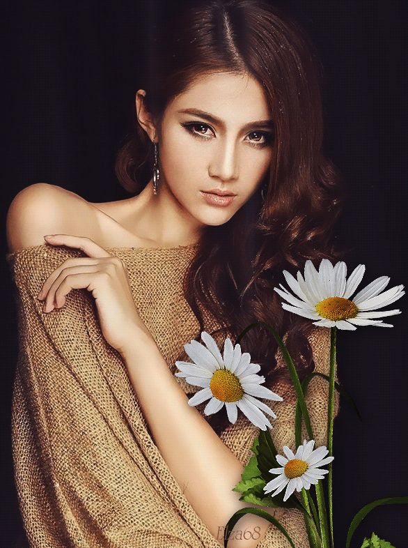 Девушка с ромашками