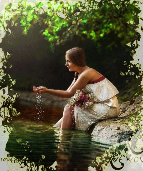 Девушка у воды