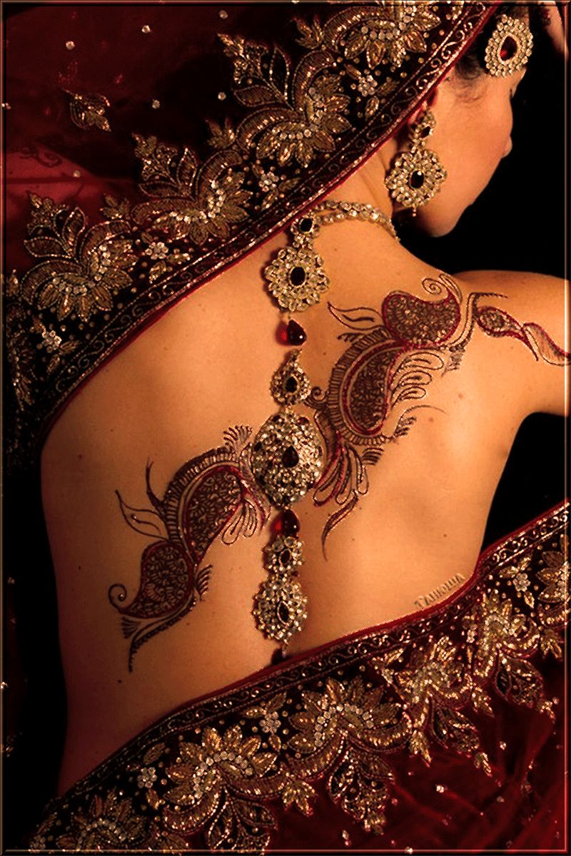 Девушка с росписью на спине