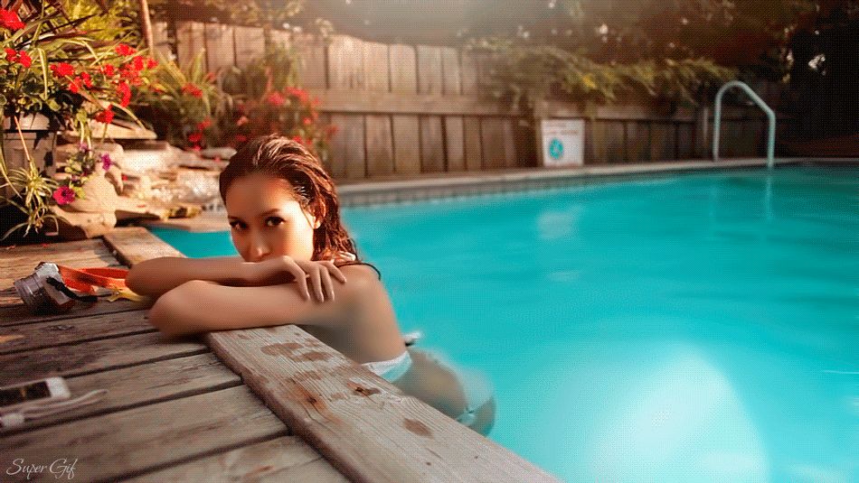 Девушка в басейне